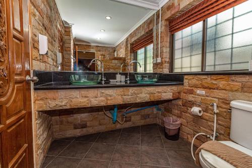 a bathroom with two sinks in a brick wall at VIEWBOR VILLA - PATTAYA HOLIDAY HOUSE WALKING STREET 4 bedrooms in Pattaya South
