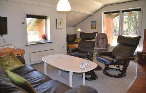 un salon avec des meubles en cuir et une table dans l'établissement Holiday Home Fyrrekrogen Nørre Nebel Vi, à Lønne Hede