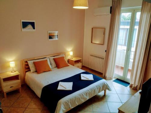 - une chambre avec un lit et 2 serviettes dans l'établissement Atelier bed&bed, à Messina