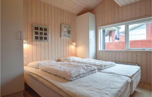 TranekærにあるShusのベッドルーム1室(ベッド2台、窓付)