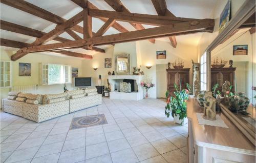 un salon avec un canapé et une cheminée dans l'établissement Lovely Home In St Anastasie S Issoles, à Forcalqueiret