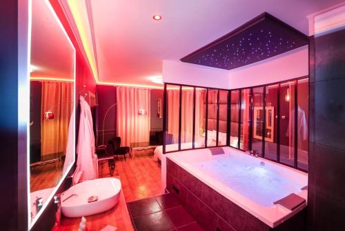 a large bathroom with a tub and a toilet at L'Espace Privé 2 Rouen in Rouen