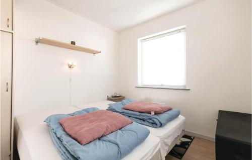 アリンエにあるAwesome Apartment In Allinge With Wifiのベッド2台(枕付)が備わる客室です。