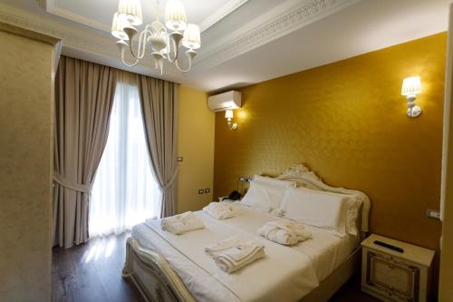 Una cama o camas en una habitación de Elite Palace
