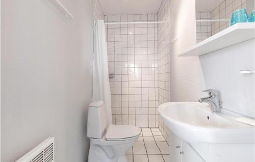 アリンエにあるAwesome Apartment In Allinge With Wifiの白いバスルーム(トイレ、シンク付)
