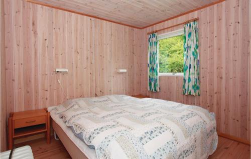 VigにあるStunning Home In Vig With 2 Bedrooms And Wifiの窓付きの部屋にベッド付きのベッドルーム1室があります。