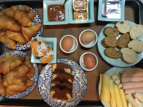 une table garnie de assiettes de nourriture et de pâtisseries dans l'établissement Central Rooms, à Kalamata