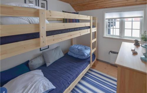 Divstāvu gulta vai divstāvu gultas numurā naktsmītnē Cozy Home In Nyborg With Kitchen