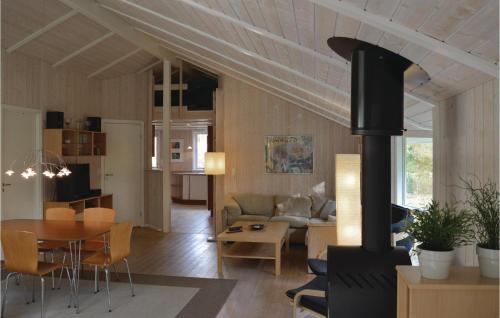 un soggiorno con stufa a legna in camera di Holiday Home Bjørnemosevej Vejby V a Vejby