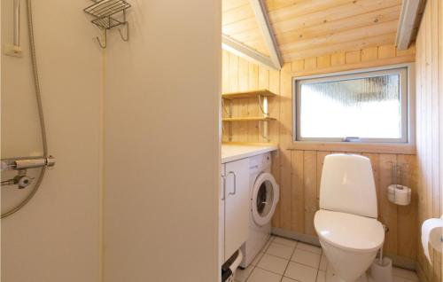 ボーゲンセにあるGnilboの小さなバスルーム(トイレ、シンク付)