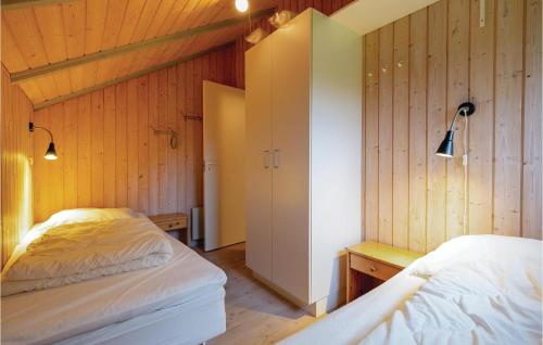 ボーゲンセにあるGnilboのウッドパネルの壁の客室で、ベッド2台が備わります。