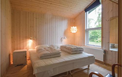 FårevejleにあるStunning Home In Frevejle With Wifiのベッドルーム1室(枕付)