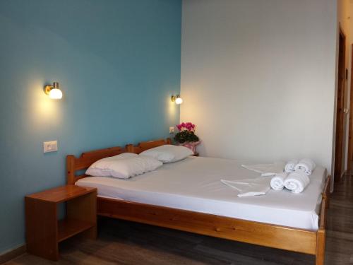 - une chambre avec un lit et des serviettes dans l'établissement Sunrise House, à Parga