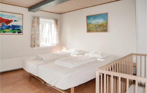 En eller flere senger på et rom på Gorgeous Home In Bramming With Sauna