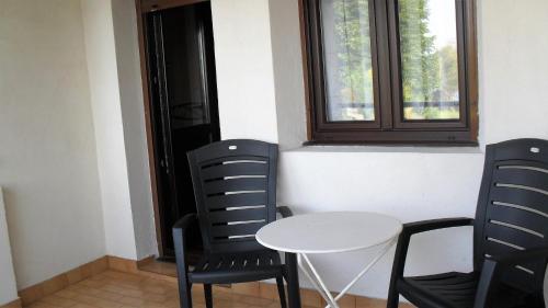 two chairs and a table in a room with a window at Casa Rural Arboliz in Ibarrangelu