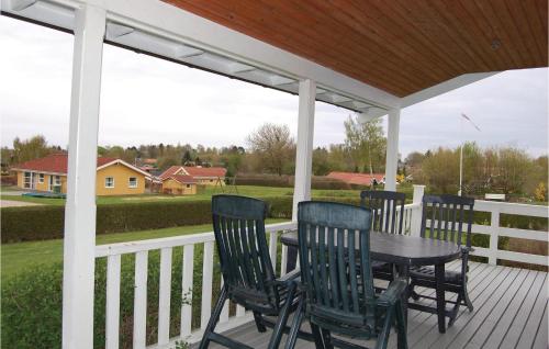 un portico con quattro sedie e un tavolo su un ponte di Holiday Home Hyldekrogen Hejls Iv a Hejls