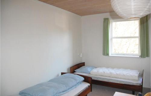 Katil atau katil-katil dalam bilik di Holiday Home Løgstør 53