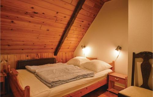 Cama en habitación con techo de madera en Beautiful Home In Haderslev With 3 Bedrooms, Sauna And Wifi, en Haderslev