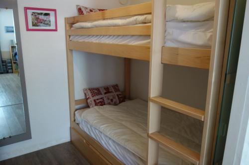 - une chambre avec des lits superposés dans l'établissement Résidence Croix Margot, à Villard-de-Lans