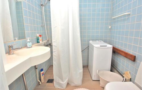 Danland LøjtにあるGolfparkenのバスルーム(トイレ、洗面台、シャワー付)