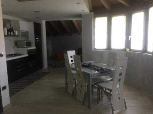 a kitchen and dining room with a table and chairs at incantevole in Malonno