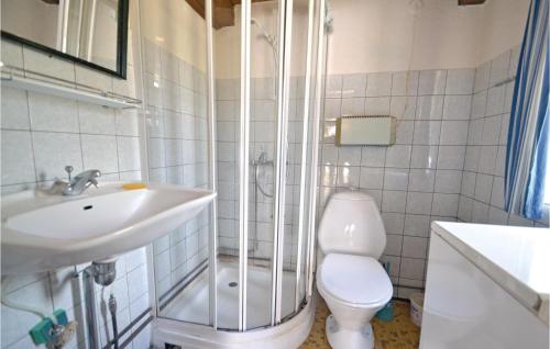 Vonios kambarys apgyvendinimo įstaigoje Nice Home In Nrre Nebel With Kitchen