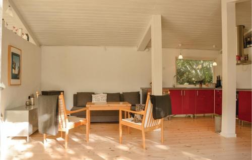 ティスヴィレライにあるAmazing Home In Tisvildeleje With Kitchenのリビングルーム(テーブル、椅子付)