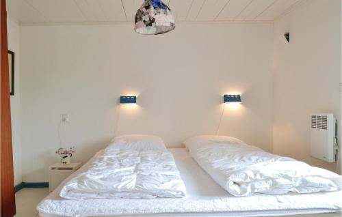 En eller flere senge i et værelse på Nice Home In Nrre Nebel With Kitchen
