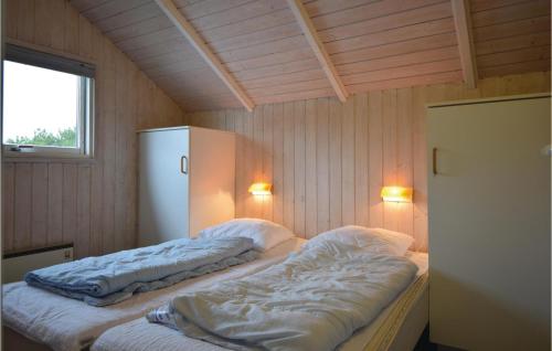 ブラーバンドにあるAmazing Home In Blvand With Wifiの冷蔵庫付きの小さな部屋のベッド2台