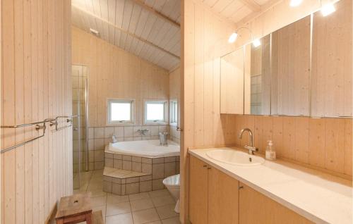 Bilik mandi di 3 Bedroom Beautiful Home In Slagelse