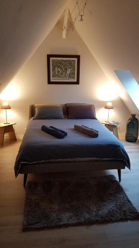 Azay-sur-CherにあるLe Clos Falawのベッドルーム1室(大型ベッド1台、2つのオブジェクト付)