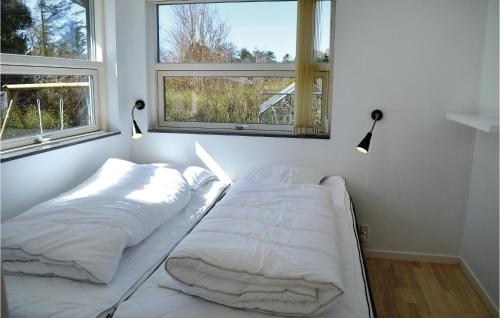 En eller flere senge i et værelse på Nice Home In Vejby With 3 Bedrooms And Wifi