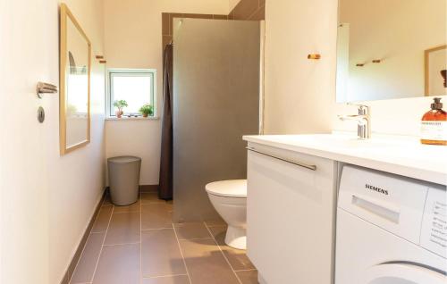 Ένα μπάνιο στο 3 Bedroom Stunning Home In Slagelse