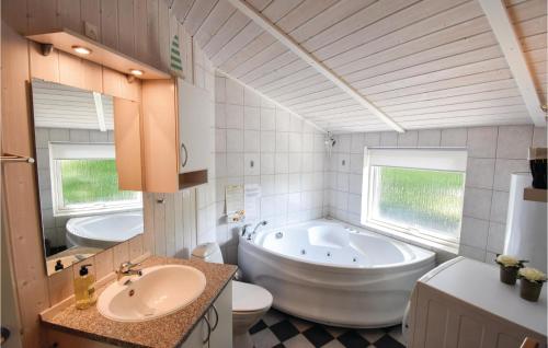 Koupelna v ubytování 3 Bedroom Cozy Home In Vggerlse