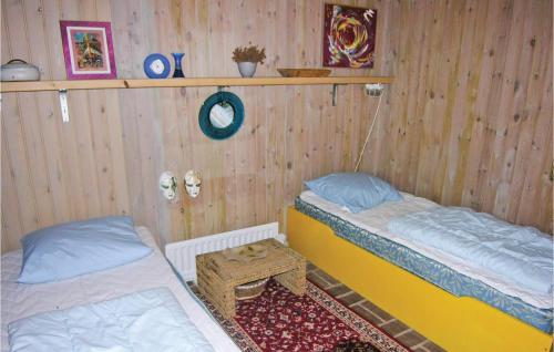 Кровать или кровати в номере Amazing Home In Asperup With Kitchen