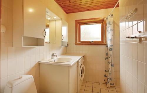 Ένα μπάνιο στο Nice Home In Gudhjem With 3 Bedrooms And Internet