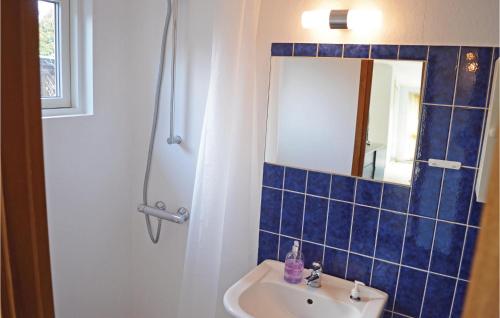 Et badeværelse på Nice Home In Vejby With 3 Bedrooms And Wifi