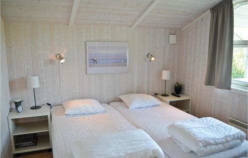 Postel nebo postele na pokoji v ubytování 3 Bedroom Cozy Home In Vggerlse