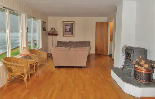 Ruang duduk di 3 Bedroom Cozy Home In Eidfjord