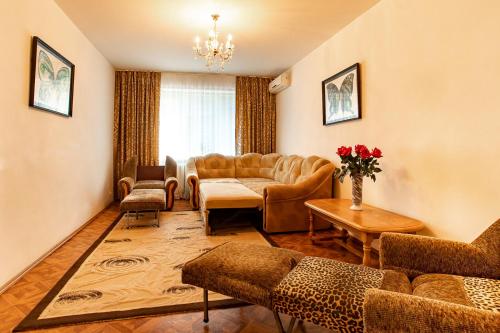 uma sala de estar com sofás e uma mesa em Однокомнатные апартаменты в районе ТРЦ Фабрика em Kherson