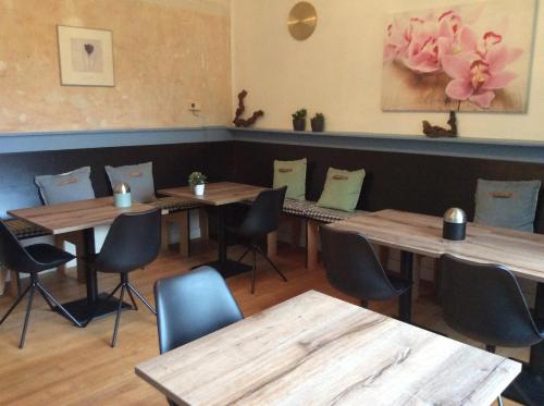 een rij tafels en stoelen in een restaurant bij BergOpwaerts in Sint Odiliënberg