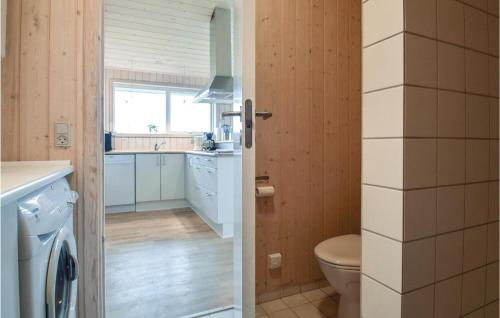 TranekærにあるShusのバスルーム(トイレ、洗面台、洗濯機付)