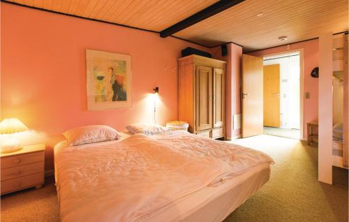 Tempat tidur dalam kamar di Stunning Home In Hjby With 3 Bedrooms And Wifi
