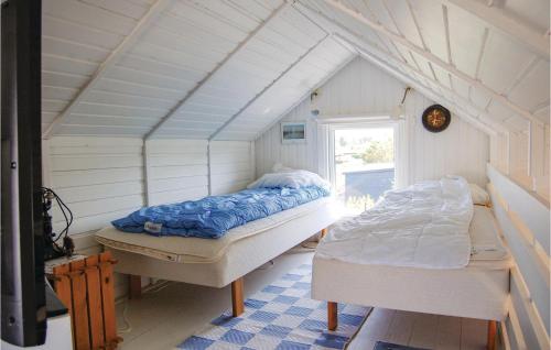 SjølundにあるStunning Home In Sjlund With Kitchenのベッド2台と窓が備わる客室です。