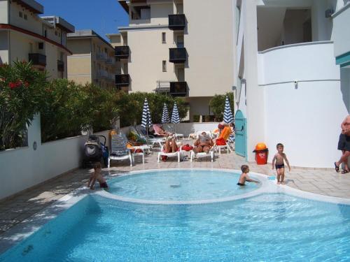 um grupo de pessoas brincando em uma piscina em Hotel Gran Venere Beach 3 Superior em Bibione
