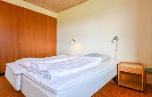 Nørre LyngvigにあるVejlgrdの木製の壁の客室の白いベッド1台
