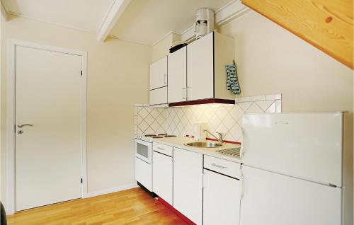 Η κουζίνα ή μικρή κουζίνα στο Two-Bedroom Apartment In Gudhjem