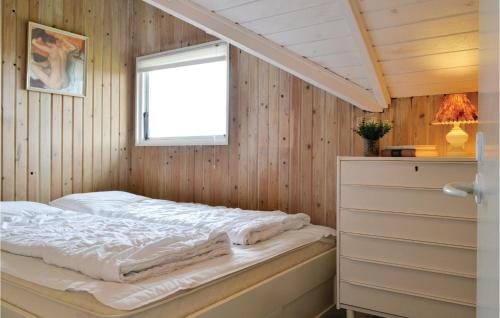 Bjerregårdにある2 Bedroom Beautiful Home In Hvide Sandeの木製の壁のベッドルーム1室