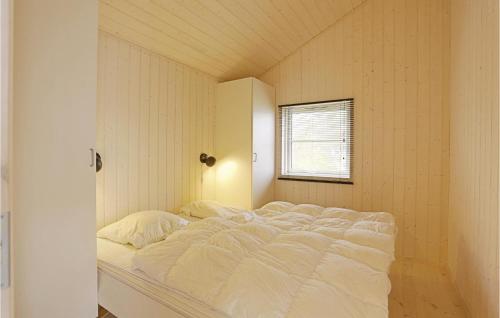 SnogebækにあるHvilenの窓付きの客室で、白い大型ベッド1台が備わります。