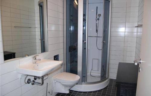 y baño con aseo, lavabo y ducha. en Pet Friendly Apartment In Rm With Wifi en Rømø Kirkeby